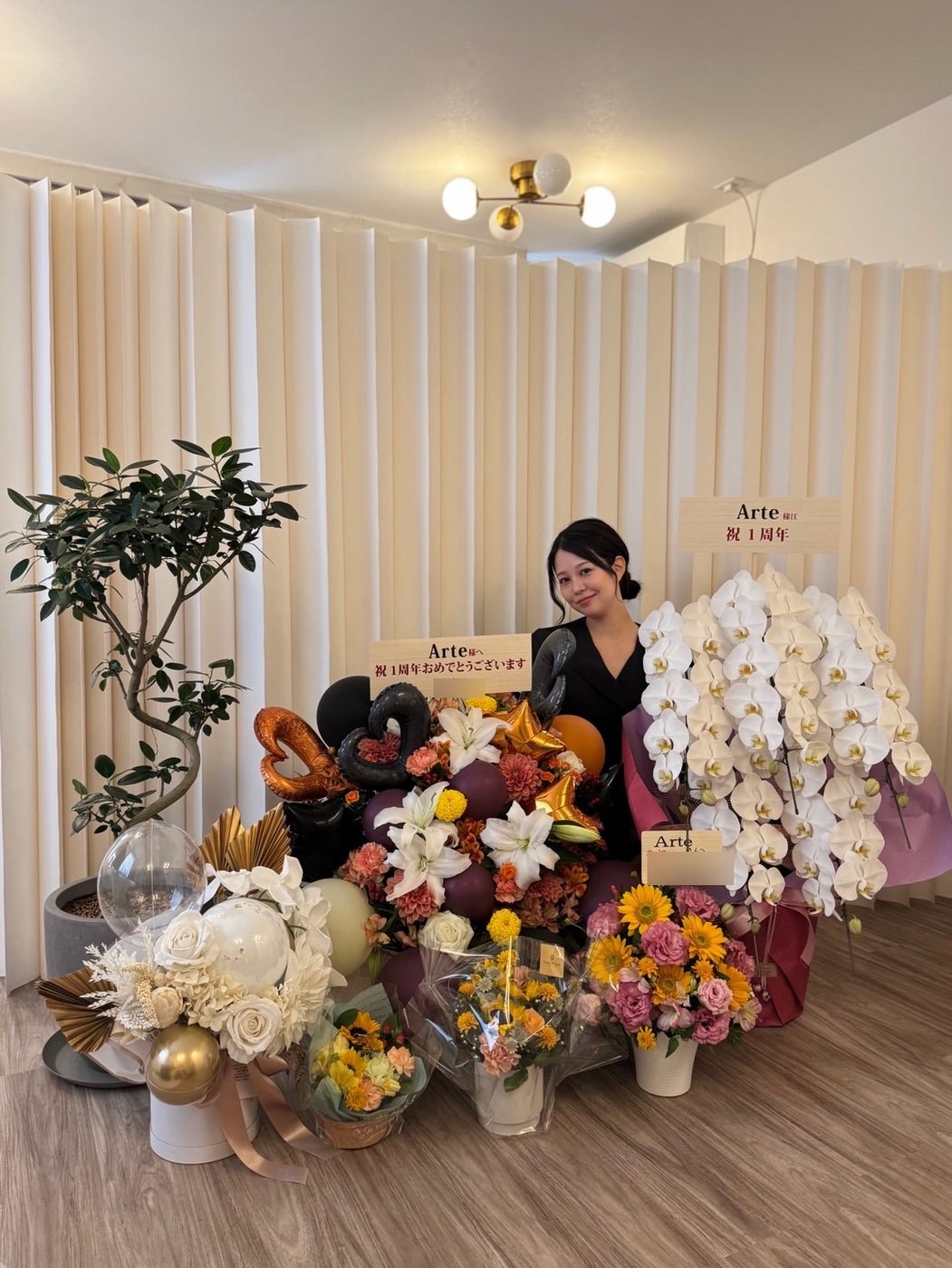 1周年を迎えたArteオーナーとお祝いの花